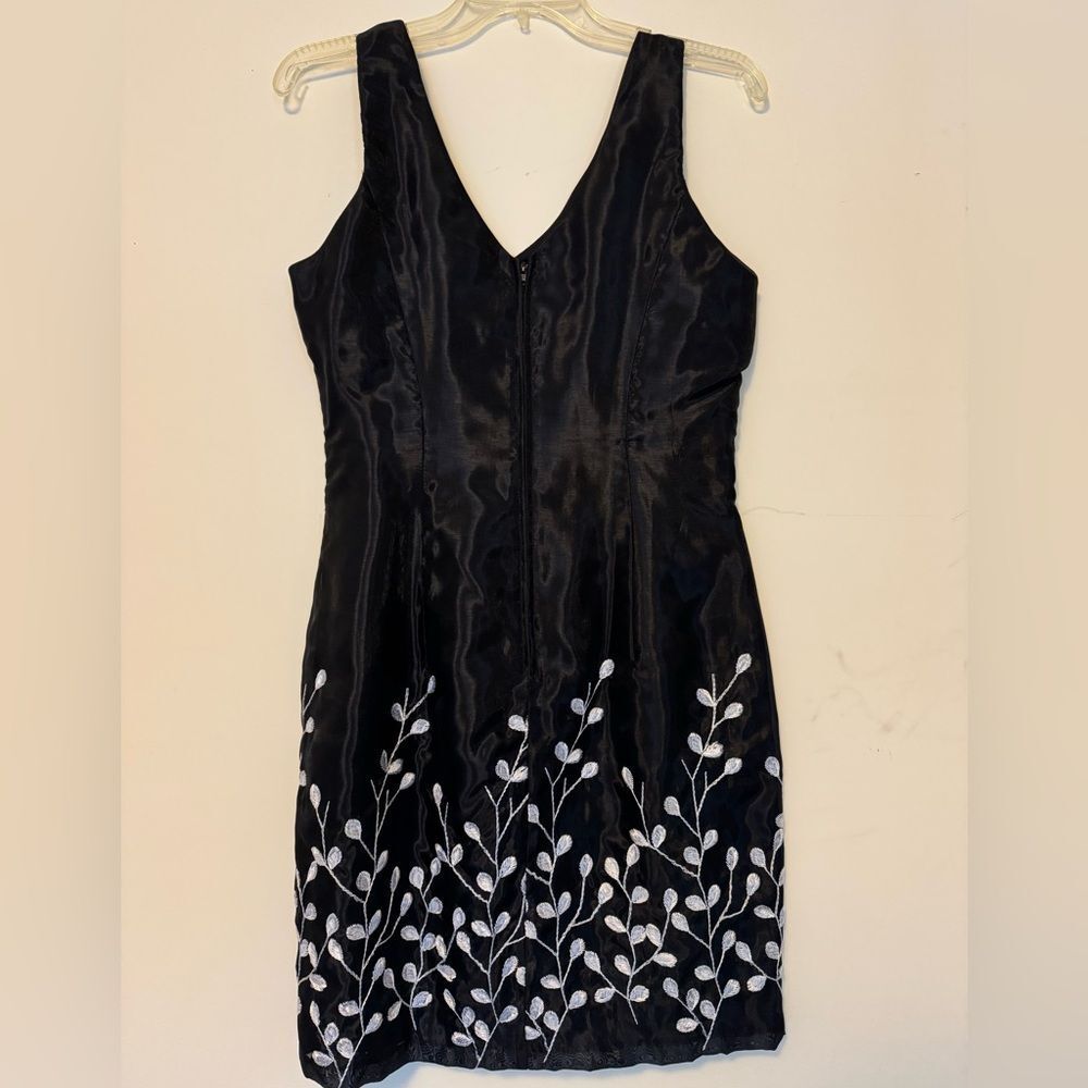 Elegant Black Dress with White Embroidery - Picture 2 of 2